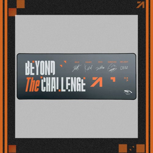 [HLE] 26 HLE Slogan Desk Mat